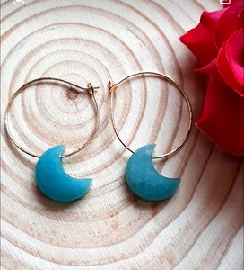 À la mode à la mode Turquoise demi-lune sculpture pierre cerceau boucle d'oreille haute à la recherche lunette réglage en laiton cerceau boucle d'oreille pour anniversaire - Product Image 1