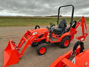 Tracteur agricole compact Kubota BX23S 4x4 avec chargeur frontal et pelle arrière LA340 pour travaux agricoles - Product Image 1