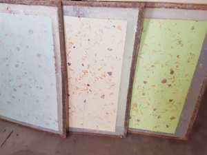 Papeles hechos a mano a medida con pétalos de flores en 300 GSM, ideales para usar en tarjetas de felicitación, adecuados para reventa en 3 formas de color. - Product Image 2