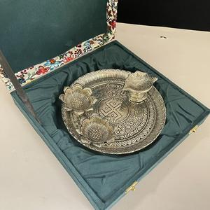 Ensemble de thali en argent plaqué avec un élégant coffret cadeau imprimé - Product Image 1