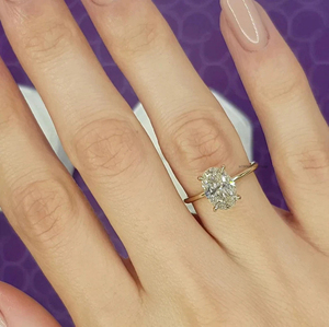 Anillo de moissanita solitario de corte ovalado minimalista de 1,75 quilates en plata de ley 925 con precioso anillo de boda con puntas de garra para ella - Product Image 4