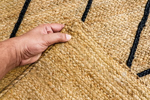 Alfombra de Yute Lavable Moderna y Personalizada Prithvi, Hecha a Mano, con Elementos Geométricos y Tonos Naturales para el Hogar - Product Image 4