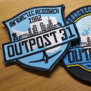 Conception de broderie de bouclier d'autoroute de dessin animé personnalisé patchs tissés étiquettes de vêtement en polyester de pli d'extrémité pour vêtements et chaussures - Product Image 6