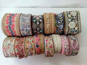 Fait sur commande dans différentes conceptions et sont des lacets brodés à la machine dans divers conceptions et couleurs pour des robes à la mode - Product Image 3