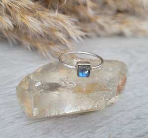 แหวนหมั้นวินเทจแบบมินิมอลเงินสเตอริงพร้อมคริสตัลสี่เหลี่ยมลาบราดอไรต์สำหรับงานแต่งงานครบรอบเครื่องประดับเพชร - Product Image 5