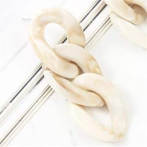 Pendientes de madera de resina de la mejor calidad patrón de modelo de estilo DIY Venta caliente fiestas de boda ocasiones navideñas - Product Image 1