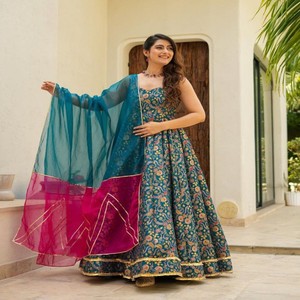 Vestido Anarkali de Seda Organza con Estampado Digital VASTRA COTTAGE, con un Amplio Vuelo de 8 Metros y un Elegante Dupatta de Organza, Ropa de Diseñador - Product Image 4