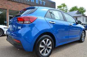 Encantador Rio5 S Wagon Azul 2025, Volante a la Izquierda, Automático, R16 Oscuro, Usado, Arranque Remoto, Asientos de Cuero, Paquete Premium, Llantas de Acero - Product Image 3