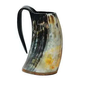 Elegante taza de cuerno hecha a mano para coleccionistas y bebedores diarios que disfrutan de la artesanía tradicional y el acabado natural - Product Image 1