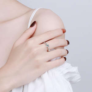 Anillo de Compromiso y Boda de Plata de Ley 925 con Forma de Corazón de Moissanita VVS1 de 0.50ct, Elegante y Moderno para Mujer - Product Image 3