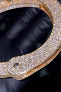 CONCEPTION INT-1-2 Pendentif menottes serti de pierres |   Bijoux Hip Hop en Moissanite |   Pendentif de fête unisexe personnalisé en argent 925 - Product Image 2