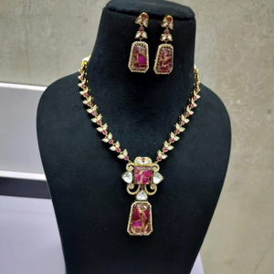 Ensemble de mariée Royal Kundan Boucles d'oreilles en laiton faites à la main pour une fête de mariage classique Look pour les mariées désirant une robe majestueuse - Product Image 1