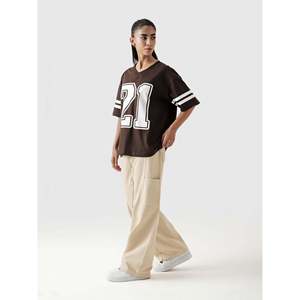 Conjunto Deportivo de Jersey Color Moka con Estampado Personalizado de los Detroit Lions, en Poliéster de Alta Calidad, Talla XL, Camiseta y Pantalones Cortos - Product Image 1