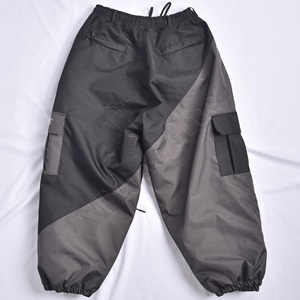 Pantalones de Esquí Impermeables para Invierno, Dos Tonos Gris y Negro, con Cordón Ajustable en la Cintura, Trabillas para Cinturón y Ventilación - Product Image 2