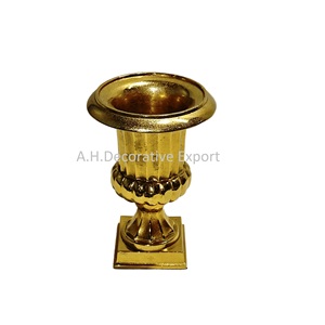 Florero de acabado dorado brillante más atractivo Florero de aluminio de diseño hecho a mano con base cuadrada para la venta - Product Image 2