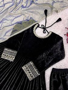 Haut et pantalon Anarkali brodés à séquences lourdes en velours viscose avec bordure en filet sergé et dentelle Costume Dupatta - Product Image 5