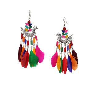 Boucles d'oreilles pendantes en plumes pour femmes, style bohème, en alliage d'argent tibétain, bijoux de fête, multicolores, avec perles - Product Image 1