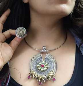 Conjunto de collar Hasli de fusión de dos tonos oxidados para mujer, joyería étnica con acabado de plata y oro antiguo, Ideal para festivales, fiestas - Product Image 4