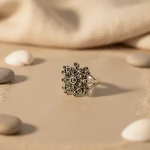 Bague en argent 925 avec marcassite pour femme, design carré tendance, diamant taille princesse certifié IGI, technologie d'incrustation à griffes - Product Image 2