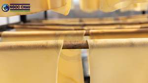 Meilleur prix Caoutchouc naturel RSS3 Feuilles 2mm-15mm d'épaisseur Norme d'exportation des fabricants vietnamiens Nervuré Fumé pour semelle de chaussure - Product Image 4