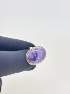 Anneaux en argent sterling 925 avec charoïte naturelle de forme ovale, pierre précieuse cabochon, design classique vintage, fabrication artisanale, sertissage en bézel, fin - Product Image 4