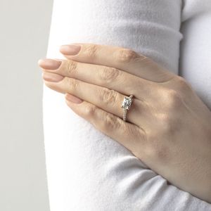 Anillo de moissanita de corte radiante de este a oeste - Product Image 4