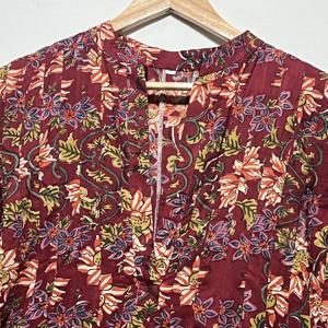 เดรสผ้าฝ้ายสีแดงทรงสวยสำหรับผู้หญิง ดีไซน์เป็นมิตรต่อสิ่งแวดล้อม คอวี แขนทรงกระดิ่ง แต่งลายชาติพันธุ์ เอวเข้ารูป ดีไซน์เนอร์คุร์ติ - Product Image 2