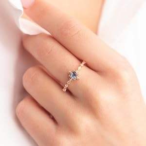 แหวนหมั้นเงินแท้ 925 ประดับอเล็กซานไดรต์ทรงเหลี่ยม แหวนแต่งงานผู้หญิงแบบหินเดี่ยว ตัวเรือนแบบหนามเตย ดีไซน์หรูหราสง่างาม - Product Image 2