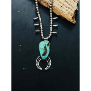 Collier Squash Blossom en turquoise noire et argent sterling, fait main par des artisans Navajo, bijou culturel de collection - Product Image 1