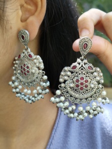 Hermoso y elegante conjunto de pendientes de tono plateado a la moda para mujer para ropa tradicional y moderna ropa de boda para mujeres y niñas - Product Image 3