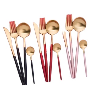 Personnalisation disponible en acier inoxydable plaqué doré et poignée en résine Ensemble de couverts de luxe design en couverts par Art Assembly - Product Image 1