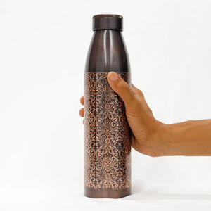 Bouteille d'eau en cuivre de finition antique nouvellement lancée avec bouteille de médecin ayurvédique à boire direct pour les fêtes - Product Image 6