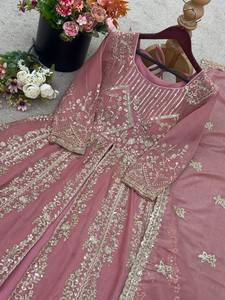 Ensemble élégant composé d'un haut en soie croquante avec des broderies lourdes et d'un pantalon palazzo entièrement cousu et d'un dupatta assorti - Product Image 5