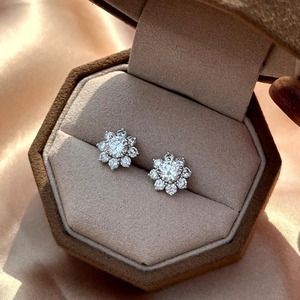 Pendientes de Diamantes Cultivados en Laboratorio con Forma de Copo de Nieve Radiante Invernal, 2.065 Ctw, Color D, Claridad VVS, Oro de 14K, Brillo Invernal Helado para Ella - Product Image 3