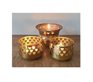 Bougeoir votif en métal doré conçu pour les centres de table ajoutant une lueur chaude aux tables à manger et aux décorations de réception de mariage - Product Image 1