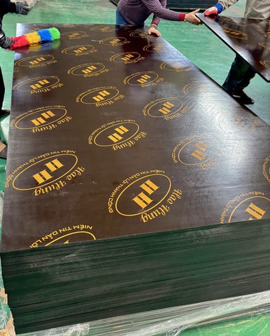 High Grade 4X8 Black Film Faced Plywood Sheet 15mm Waterproof Thickness E1 Standard Formaldehyde Emission Manufactured Board