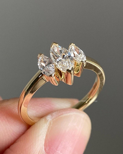 Bague de fiançailles 2 Carat en diamant Moissanite à trois pierres pour cadeau Bague de mariage de style solitaire en or massif - Product Image 4