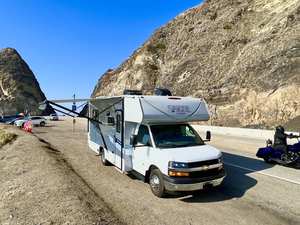 Autocaravana de lujo Coach Men C ross Trail 23XG blanca de 2022 para 4-6 personas, Euro 5, piso acrílico de 2.35m, microondas. - Product Image 2