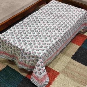 Nappe personnalisable en lin et coton 100% brodée et imprimée à la main avec motif Alluring Lily Garden par Sanvi K Handicrafts - Product Image 4