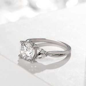 Anillo de Compromiso de Plata de Ley 925 con Moissanita de Corte Brillante Redondo, Color D, Claridad VVS, Estilo Romántico para Mujer - Product Image 2