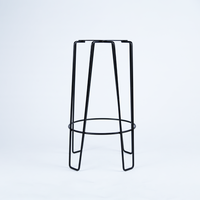 Décoration d'intérieur de luxe moderne, chaises en bois avec structure en fer, table de bar en métal, design Art Déco, marque LBN, utilisation en intérieur, occasion anniversaire