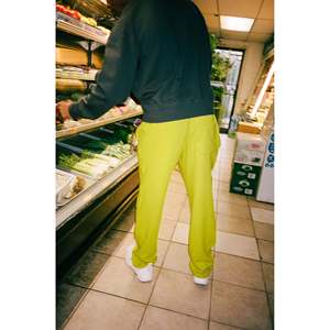 Pantalones Cómodos de Algodón Reciclado para Otoño - Product Image 2