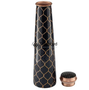 Botella de cobre atemporal de TradeByd, recipiente de plástico duradero con elevador de hidratación, mezcla de artesanía y propósito - Product Image 6