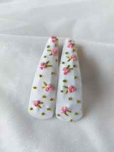 Pinzas para el Cabello Bordadas con Tela Base de Acetato Turquesa Personalizadas - Estilo Europeo y Americano, Ecológicas, Hechas a Mano con Materiales Reciclados - Product Image 5