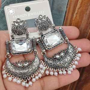 ต่างหูออกซิไดส์สำหรับผู้หญิงและเด็กผู้หญิงชุดประจำชาติอินเดียแบบดั้งเดิมเครื่องประดับห้อยแบบโบราณสำหรับใช้ในเทศกาลและในชีวิตประจำวัน - Product Image 4