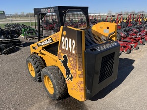 2042 Gebruikte <span class=keywords><strong>Mustang</strong></span> <span class=keywords><strong>Skid</strong></span> Stuurlader Te Koop Mini Voorlader Met Backhoe Core Componenten Inclusief Moog Hydraulische Pomp Motor