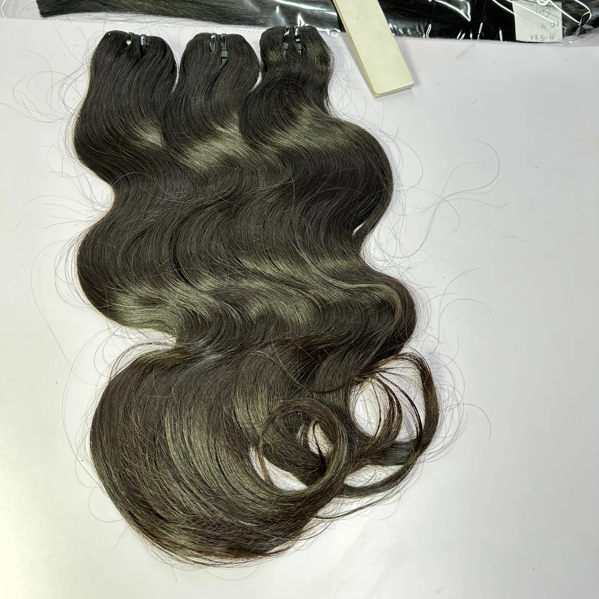 バージン人毛バンドル未処理の生のバージンキューティクル整列髪織り最高品質のレースクロージャー100天才横糸