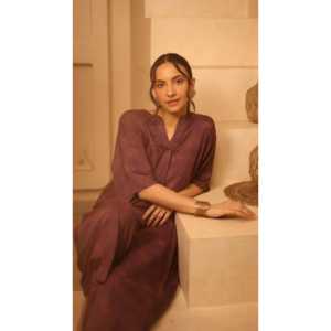 ชุดเซ็ตสองชิ้นสีม่วง Stardust สไตล์โบฮีเมียน คอลเลคชั่นใหม่ เอวสูง ไซส์ XS สำหรับผู้หญิง ผ้าเครป เสื้อคอวี แขนสามส่วน - Product Image 3