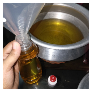 Huile de noix de coco vietnamienne: une gemme purement naturelle pressée à froid pour une peau impeccable, des cheveux brillants et une perfection culinaire nutritive - Product Image 3