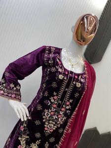 เสื้อและกางเกงปักลายลูกไม้แฟนซีกำมะหยี่ขนาดใหญ่ดีไซน์พิเศษจากนักออกแบบชาวอินเดีย - Product Image 4